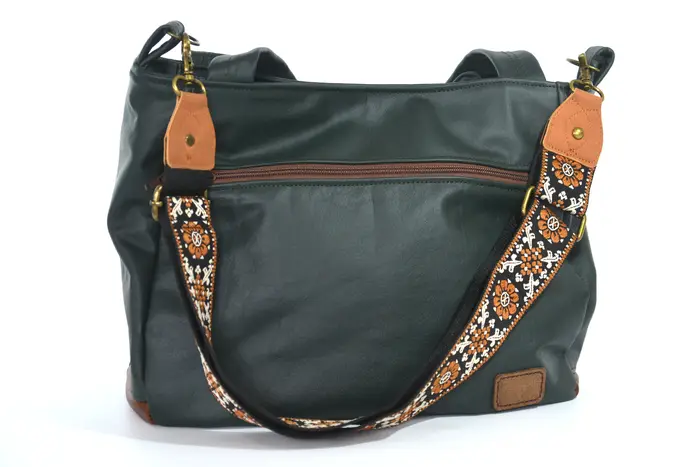 Ledertasche, Lena M aus dunkelgrünem Nappa-Rindsleder und lehmbraunem Anilin-Nappa-Wasserbüffelleder, Unikat, hergestellt auf La Palma, Kanarische Inseln, Spanien, Europa