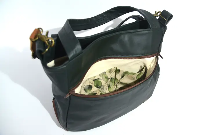 Ledertasche, Lena M aus dunkelgrünem Nappa-Rindsleder und lehmbraunem Anilin-Nappa-Wasserbüffelleder, Unikat, hergestellt auf La Palma, Kanarische Inseln, Spanien, Europa