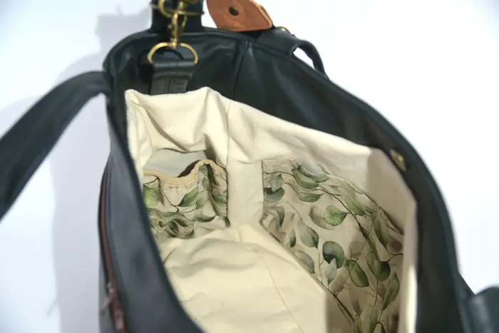 Ledertasche, Lena M aus dunkelgrünem Nappa-Rindsleder und lehmbraunem Anilin-Nappa-Wasserbüffelleder, Unikat, hergestellt auf La Palma, Kanarische Inseln, Spanien, Europa