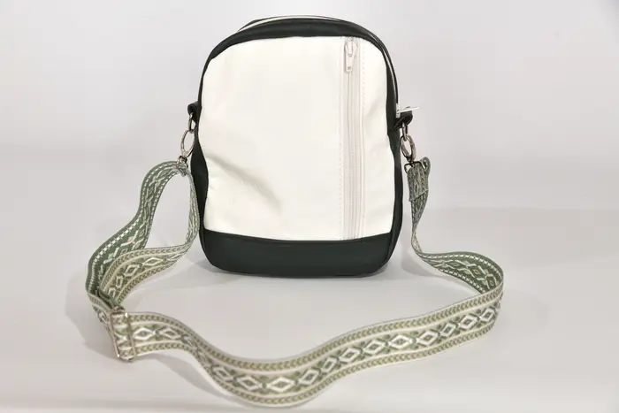 Ledertasche, Adrian M aus dunkelgrünem Nappal-Rindsleder und weißem Nappa-Wasserbüffelleder, Unikat, hergestellt auf La Palma, Kanarische Inseln, Spanien, Europa