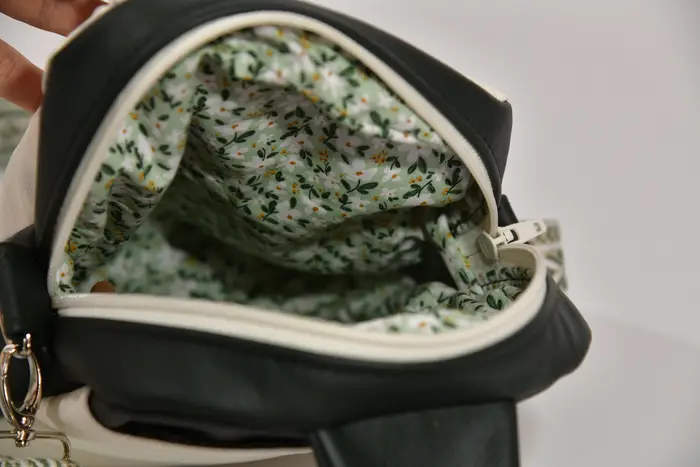 Ledertasche, Adrian M aus dunkelgrünem Nappal-Rindsleder und weißem Nappa-Wasserbüffelleder, Unikat, hergestellt auf La Palma, Kanarische Inseln, Spanien, Europa