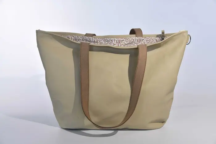 Ledertasche, Sarah M aus Nappa-Rindsleder in eierschale und Schultergurten aus Dickelder, Unikat, hergestellt auf La Palma, Kanarische Inseln, Spanien, Europa