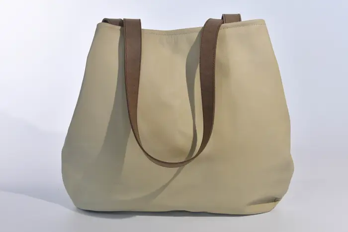 Ledertasche, Sarah M aus Nappa-Rindsleder in eierschale und Schultergurten aus Dickelder, Unikat, hergestellt auf La Palma, Kanarische Inseln, Spanien, Europa