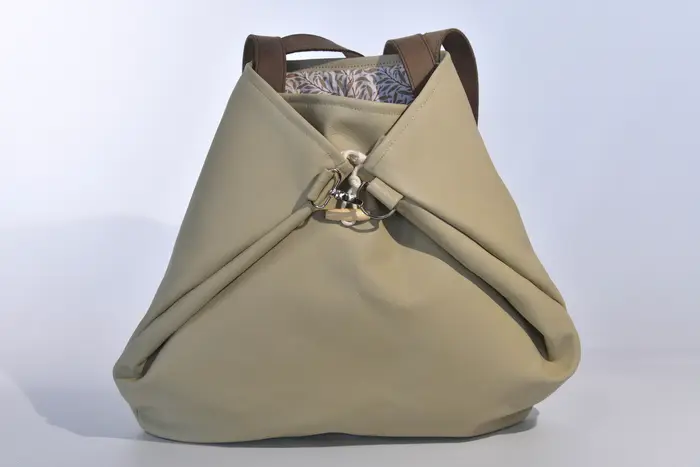 Ledertasche, Sarah M aus Nappa-Rindsleder in eierschale und Schultergurten aus Dickelder, Unikat, hergestellt auf La Palma, Kanarische Inseln, Spanien, Europa