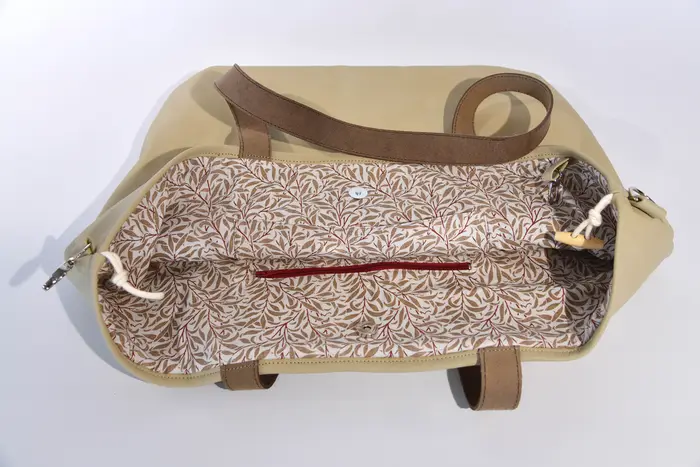 Ledertasche, Sarah M aus Nappa-Rindsleder in eierschale und Schultergurten aus Dickelder, Unikat, hergestellt auf La Palma, Kanarische Inseln, Spanien, Europa
