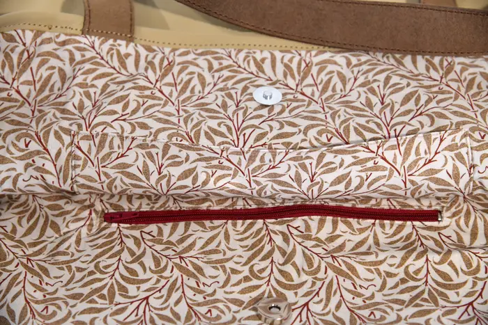 Ledertasche, Sarah M aus Nappa-Rindsleder in eierschale und Schultergurten aus Dickelder, Unikat, hergestellt auf La Palma, Kanarische Inseln, Spanien, Europa