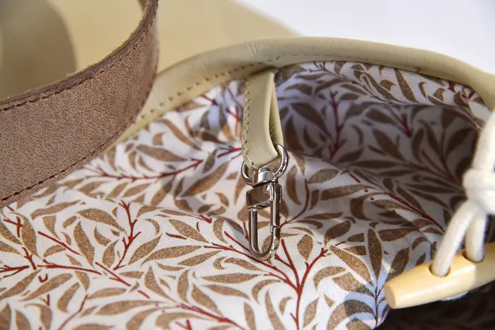 Ledertasche, Sarah M aus Nappa-Rindsleder in eierschale und Schultergurten aus Dickelder, Unikat, hergestellt auf La Palma, Kanarische Inseln, Spanien, Europa