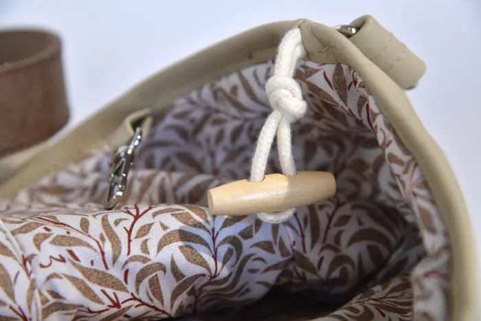 Ledertasche, Sarah M aus Nappa-Rindsleder in eierschale und Schultergurten aus Dickelder, Unikat, hergestellt auf La Palma, Kanarische Inseln, Spanien, Europa