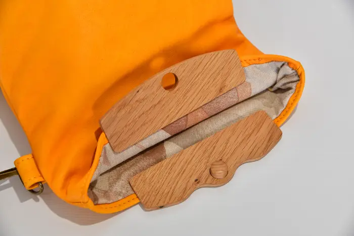 Ledertasche, Sam Dia S aus vollnarbig, pflanzlich softem, gelbem Rindsleder mit Eichenholzmagnetverschluss, Unikat, hergestellt auf La Palma, Kanarische Inseln, Spanien, Europa