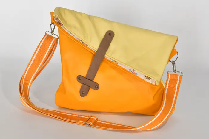 Ledertasche, Sam Dia M aus gelbem und pastellgelbem Nappaleder, Unikat, hergestellt auf La Palma, Kanarische Inseln, Spanien, Europa