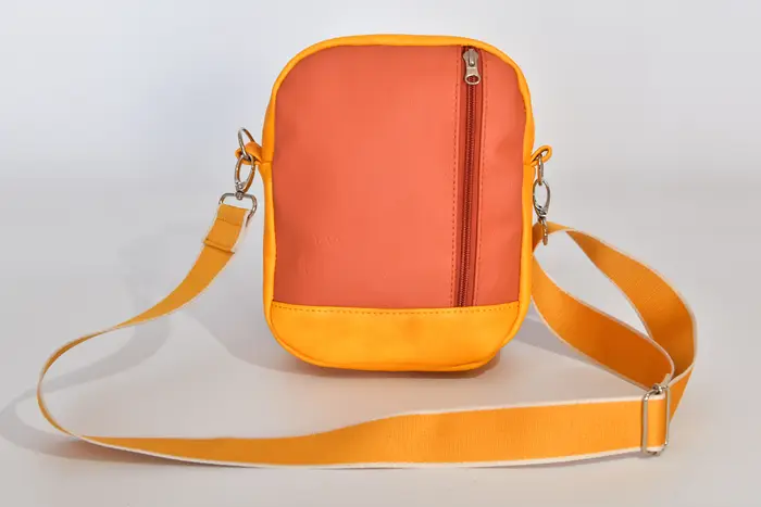 Adrian flex M aus vollnarbigem, pflanzlich softem Rindsleder in gelb und Nappa-Wasserbüffelleder in pastelorange