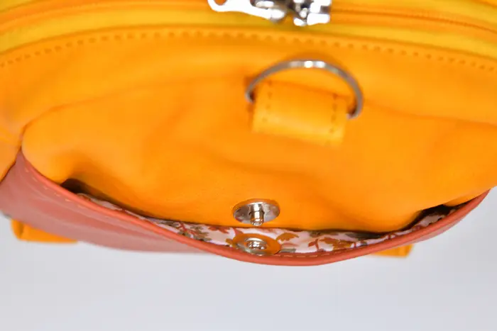 Adrian flex M aus vollnarbigem, pflanzlich softem Rindsleder in gelb und Nappa-Wasserbüffelleder in pastelorange