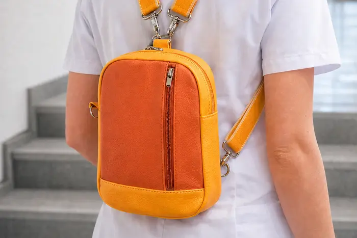 Frau trägt Ledertasche Modell Adrian flex M Art. 24107