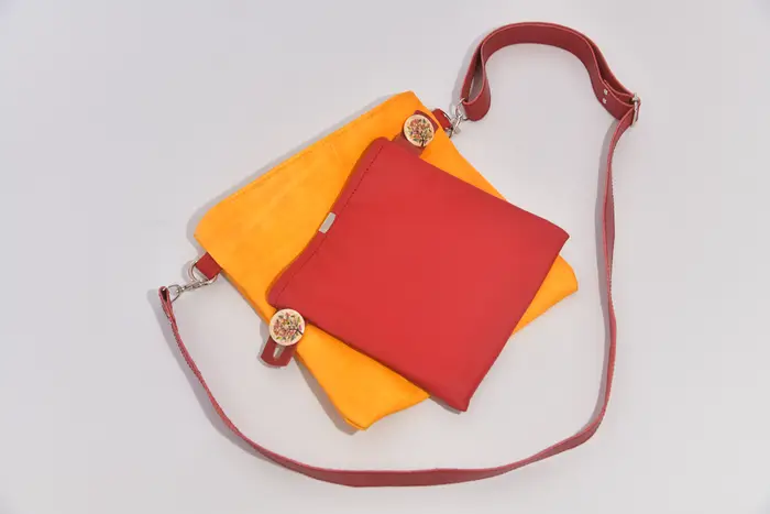 Ledertasche, Ben dia M aus vollnarbig, pflanzlich softem, gelbem Rindsleder und rotem Nappa-Wasserbüffelleder, Unikat, hergestellt auf La Palma, Kanarische Inseln, Spanien, Europa