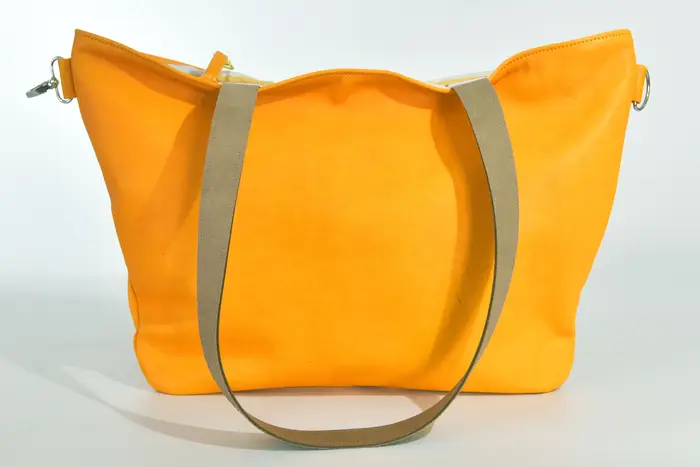 Ledertasche, Sarah S aus vollnarbig pflanzlich softem Rindsleder in gelb, Unikat, hergestellt auf La Palma, Kanarische Inseln, Spanien, Europa