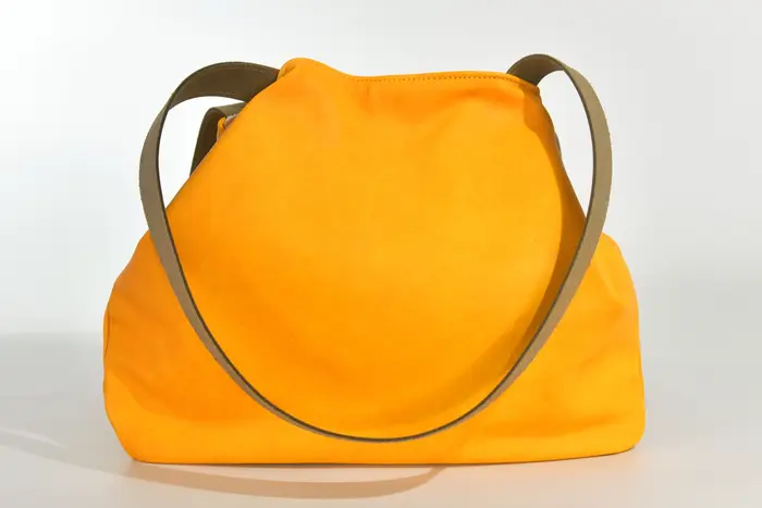 Ledertasche, Sarah S aus vollnarbig pflanzlich softem Rindsleder in gelb, Unikat, hergestellt auf La Palma, Kanarische Inseln, Spanien, Europa