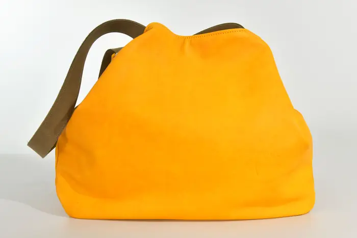 Ledertasche, Sarah S aus vollnarbig pflanzlich softem Rindsleder in gelb, Unikat, hergestellt auf La Palma, Kanarische Inseln, Spanien, Europa