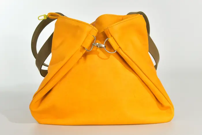 Ledertasche, Sarah S aus vollnarbig pflanzlich softem Rindsleder in gelb, Unikat, hergestellt auf La Palma, Kanarische Inseln, Spanien, Europa