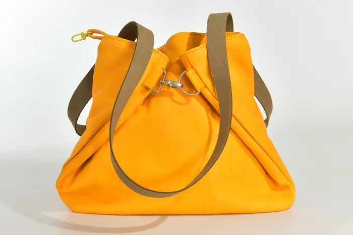 Ledertasche, Sarah S aus vollnarbig pflanzlich softem Rindsleder in gelb, Unikat, hergestellt auf La Palma, Kanarische Inseln, Spanien, Europa