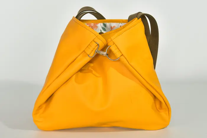 Ledertasche, Sarah S aus Nappa-Wasserbüffelleder in gelb und Schultergurten aus Dickelder, Unikat, hergestellt auf La Palma, Kanarische Inseln, Spanien, Europa