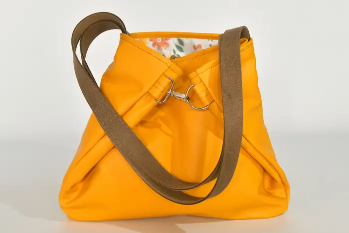 Ledertasche, Sarah S aus Nappa-Wasserbüffelleder in gelb und Schultergurten aus Dickelder, Unikat, hergestellt auf La Palma, Kanarische Inseln, Spanien, Europa