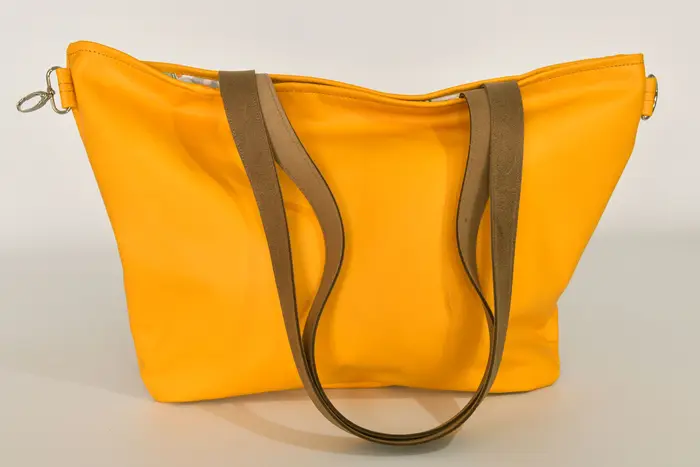 Ledertasche, Sarah S aus Nappa-Wasserbüffelleder in gelb und Schultergurten aus Dickelder, Unikat, hergestellt auf La Palma, Kanarische Inseln, Spanien, Europa