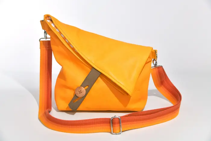 Ledertasche, Sam dia M aus vollnarbig pflanzlich softem Rindsleder in gelb, Unikat, hergestellt auf La Palma, Kanarische Inseln, Spanien, Europa