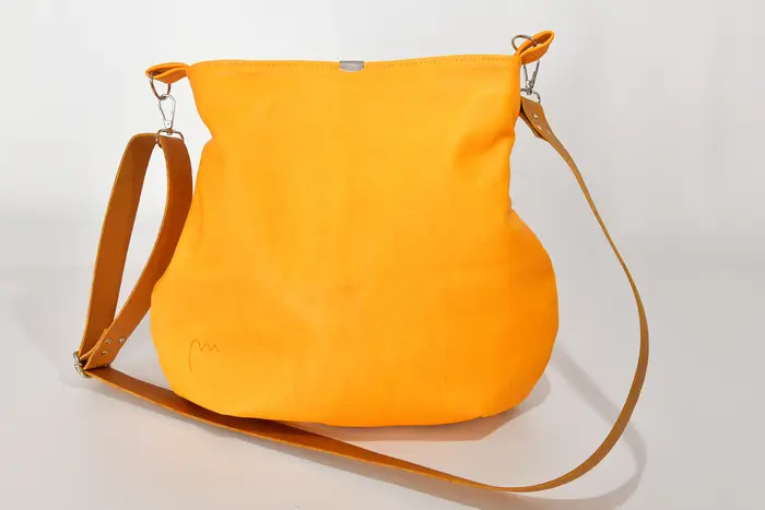 bolso de cuero, Iris M de cuero vacuno plena flor, curtido vegetal, suave y amarillo, pieza única, fabricada en La Palma, Islas Canarias, España, Europa