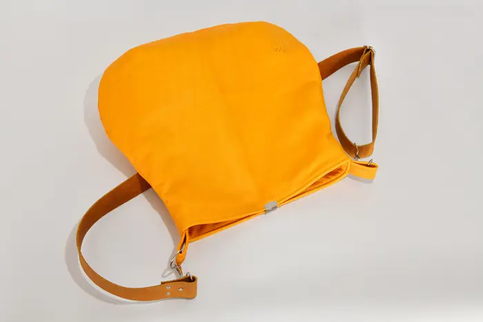 bolso de cuero, Iris M de cuero vacuno plena flor, curtido vegetal, suave y amarillo, pieza única, fabricada en La Palma, Islas Canarias, España, Europa