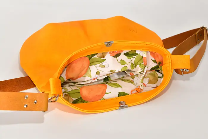 bolso de cuero, Iris M de cuero vacuno plena flor, curtido vegetal, suave y amarillo, pieza única, fabricada en La Palma, Islas Canarias, España, Europa