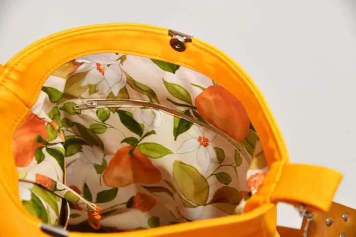 bolso de cuero, Iris M de cuero vacuno plena flor, curtido vegetal, suave y amarillo, pieza única, fabricada en La Palma, Islas Canarias, España, Europa