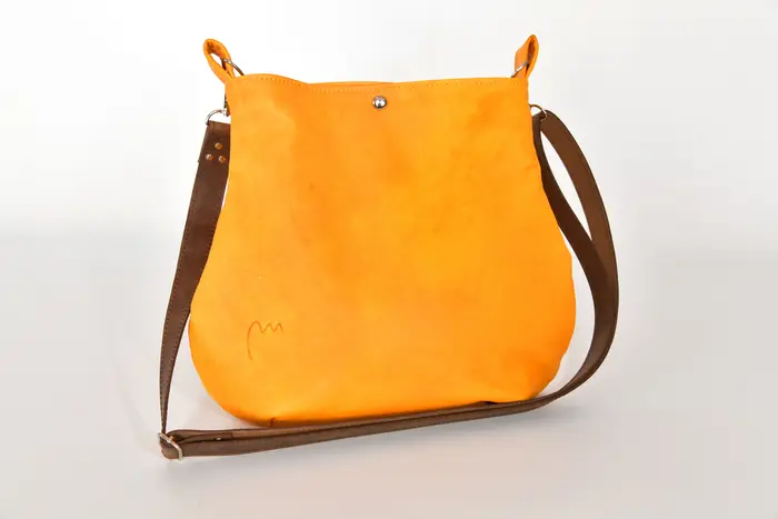 bolso de cuero, Iris S de vaca de plena flor, curtido vegetal suave, en amarillo, pieza única, fabricada en La Palma, Islas Canarias, España, Europa