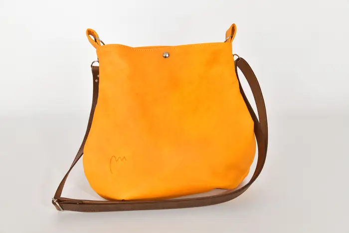bolso de cuero, Iris S de vaca de plena flor, curtido vegetal suave, en amarillo, pieza única, fabricada en La Palma, Islas Canarias, España, Europa
