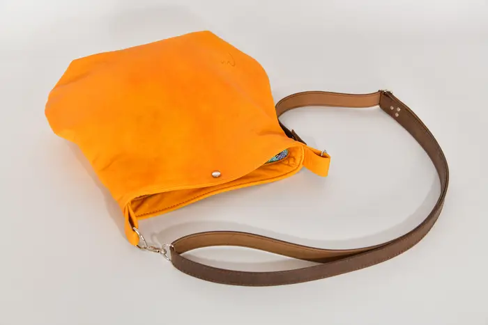 bolso de cuero, Iris S de vaca de plena flor, curtido vegetal suave, en amarillo, pieza única, fabricada en La Palma, Islas Canarias, España, Europa