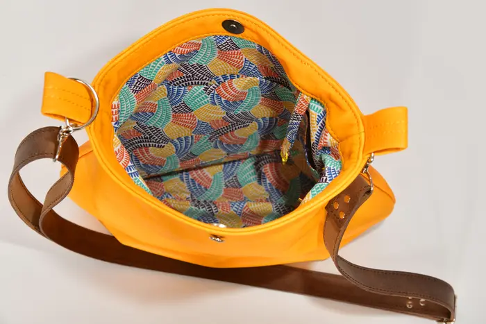 bolso de cuero, Iris S de vaca de plena flor, curtido vegetal suave, en amarillo, pieza única, fabricada en La Palma, Islas Canarias, España, Europa