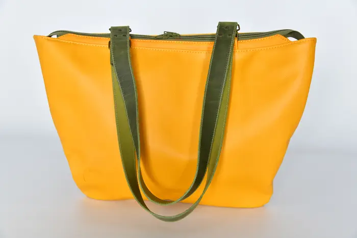 Ledertasche, Sarah Zip S aus Nappa-Wasserbüffelleder in gelb mit Schultergurten aus Dickleder, Unikat, hergestellt auf La Palma, Kanarische Inseln, Spanien, Europa