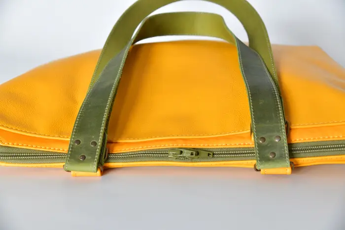 Ledertasche, Sarah Zip S aus Nappa-Wasserbüffelleder in gelb mit Schultergurten aus Dickleder, Unikat, hergestellt auf La Palma, Kanarische Inseln, Spanien, Europa