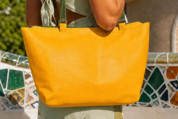 Frau trägt Ledertasche Modell Sarah zip S Art. 25091, Unikat, hergestellt auf La Palma, Kanarische Inseln, Spanien, Europa