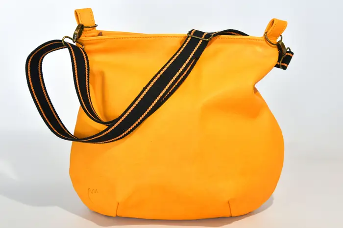 bolso de cuero, Iris Zip L L de cuero de vaca de flor corregida, vegetal suave en amarillo, pieza única, fabricada en La Palma, Islas Canarias, España, Europa