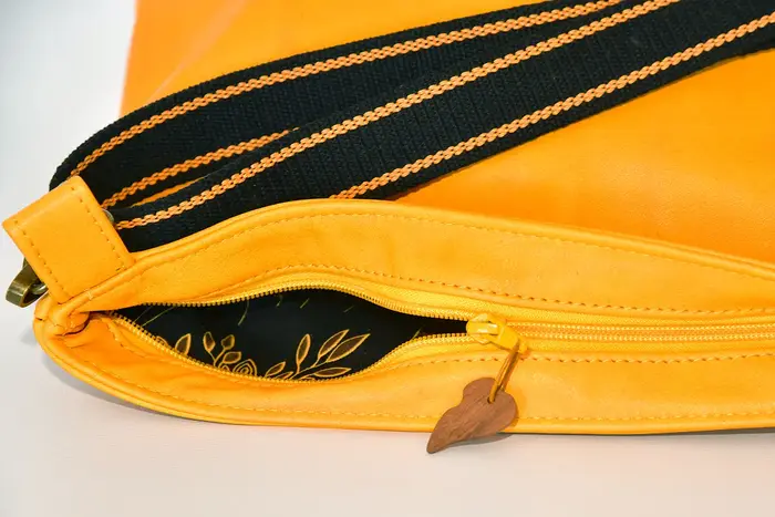 bolso de cuero, Iris Zip L L de cuero de vaca de flor corregida, vegetal suave en amarillo, pieza única, fabricada en La Palma, Islas Canarias, España, Europa