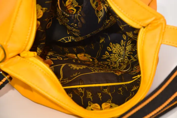 bolso de cuero, Iris Zip L L de cuero de vaca de flor corregida, vegetal suave en amarillo, pieza única, fabricada en La Palma, Islas Canarias, España, Europa