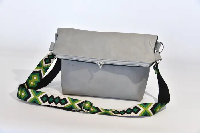 Ledertasche, Sam flex M aus Anilin-Nappa-Rindsleder in grau und dunkelgrün, Unikat, hergestellt auf La Palma, Kanarische Inseln, Spanien, Europa