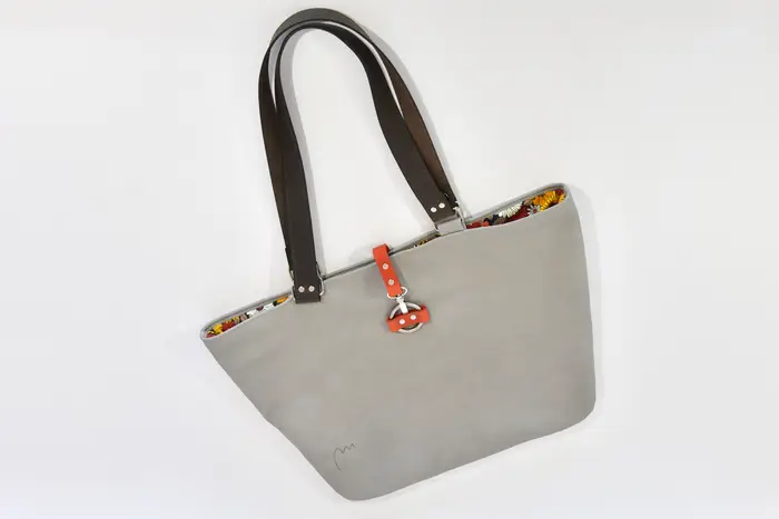 Ledertasche, Sarah S aus Anilin-Nappa-Rindsleder in grau und PullUp-Wasserbüffel-Blankleder in orange und Schultergurten aus Dickelder, Unikat, hergestellt auf La Palma, Kanarische Inseln, Spanien, Europa