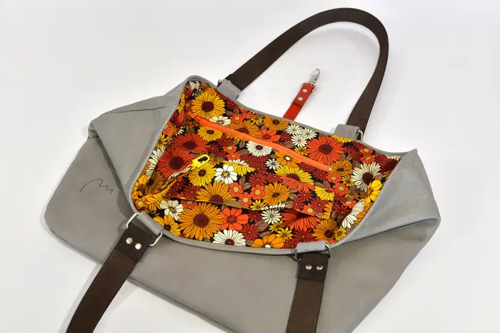 Ledertasche, Sarah S aus Anilin-Nappa-Rindsleder in grau und PullUp-Wasserbüffel-Blankleder in orange und Schultergurten aus Dickelder, Unikat, hergestellt auf La Palma, Kanarische Inseln, Spanien, Europa