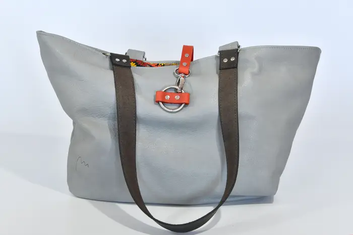 Ledertasche, Sarah S aus Anilin-Nappa-Rindsleder in grau und PullUp-Wasserbüffel-Blankleder in orange und Schultergurten aus Dickelder, Unikat, hergestellt auf La Palma, Kanarische Inseln, Spanien, Europa