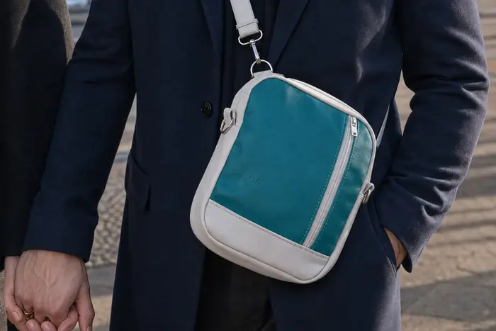 Ein älterer Mann freut sich über die geschenkte Ledertasche Modell Adrian flex M Art. 24099, ein Unikat von La Palma, Kanarische Inseln, Spanien, Europa