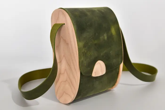 bolso de cuero, Blago M en cuero de vaca Pull-Up en verde con madera de fresno aceitado blanco, pieza única, fabricada en La Palma, Islas Canarias, España, Europa
