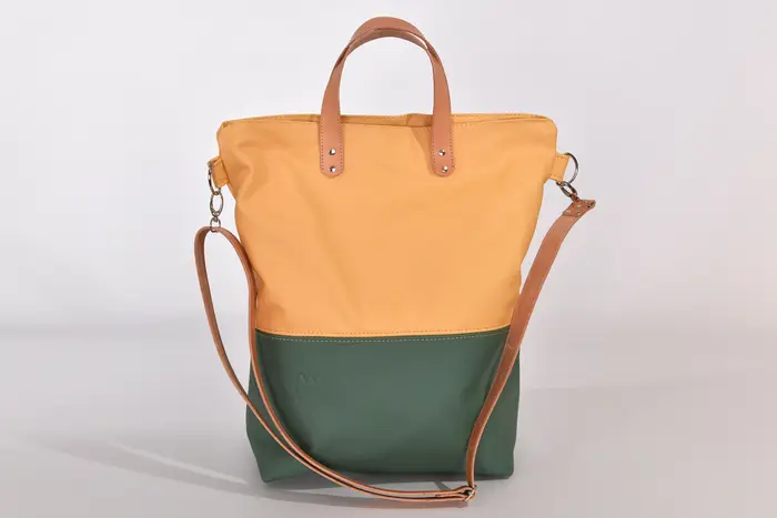 Ledertasche, Mira L aus kräftig weichem Rindsleder in grünspan und weichem, strapazierfähigem Rindsleder in bernstein, Unikat, hergestellt auf La Palma, Kanarische Inseln, Spanien, Europa