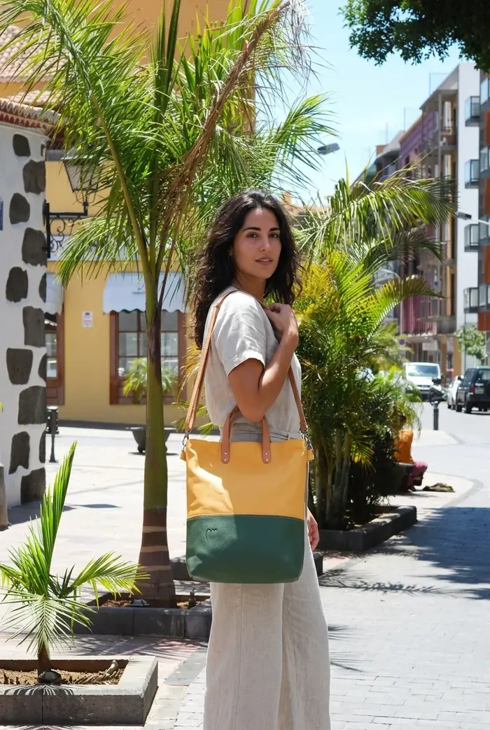 Frau trägt Ledertasche Modell Mira L Art. 26026, Unikat, hergestellt auf La Palma, Kanarische Inseln, Spanien, Europa