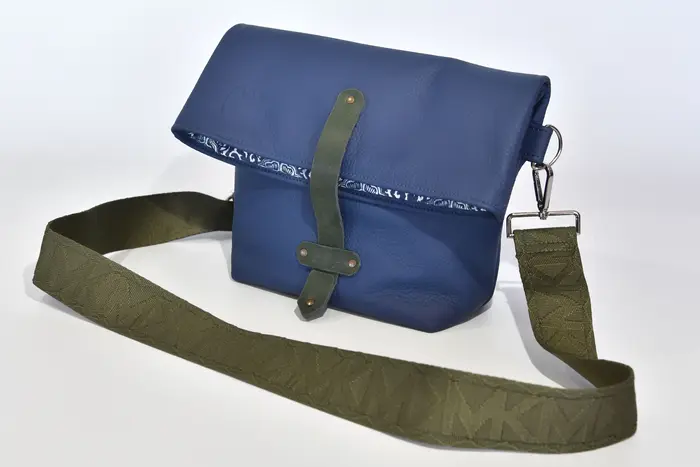 Ledertasche, Sam M aus kräftig weichem kobaltblauem Rindsleder, Unikat, hergestellt auf La Palma, Kanarische Inseln, Spanien, Europa